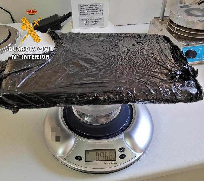 La Guardia Civil interviene casi un kilo de cocana en la A-66 al paso por el trmino de Monesterio 