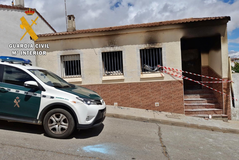 Un Guardia Civil afectado por la inhalación de humo en el incendio de la vivienda de Monesterio 