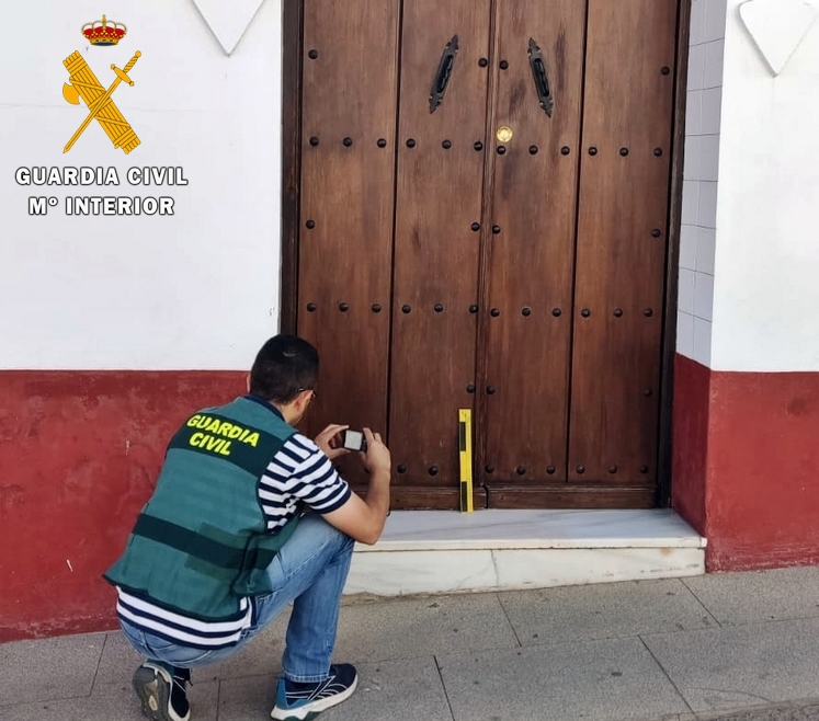 La Guardia Civil detiene en Fuente de Cantos a tres miembros de una familia por el robo de joyas y dinero en una vivienda del municipio 