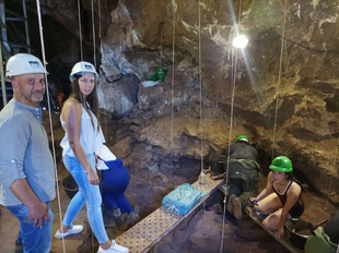 La directora del IJEX Sara Durán visita el Campo de Voluntariado Juvenil ‘Fuentes de León´ en el Monumento Natural de las Cuevas