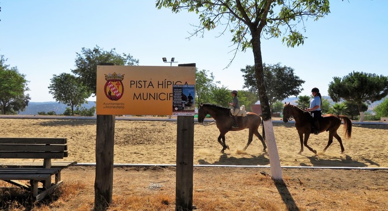 El Ayuntamiento de Monesterio rehabilita la pista hípica municipal 