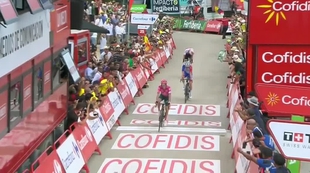 Rigoberto Urn conquista el alto de Tentuda en una etapa marcada por el abandono de Primoz Roglic