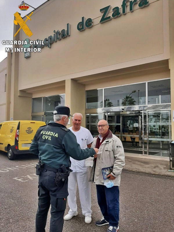 La Guardia Civil devuelve a un vecino de Bodonal los dcimos de Lotera del Nio que extravi en Zafra
