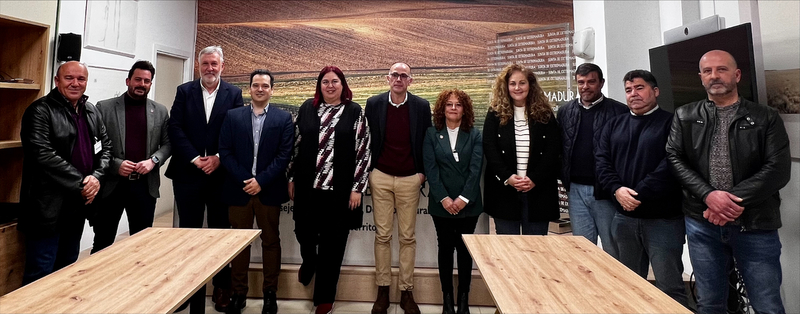 CEDECO Tentuda firma el convenio con la Junta de Extremadura para continuar fomentando el desarrollo socioeconmico de la comarca