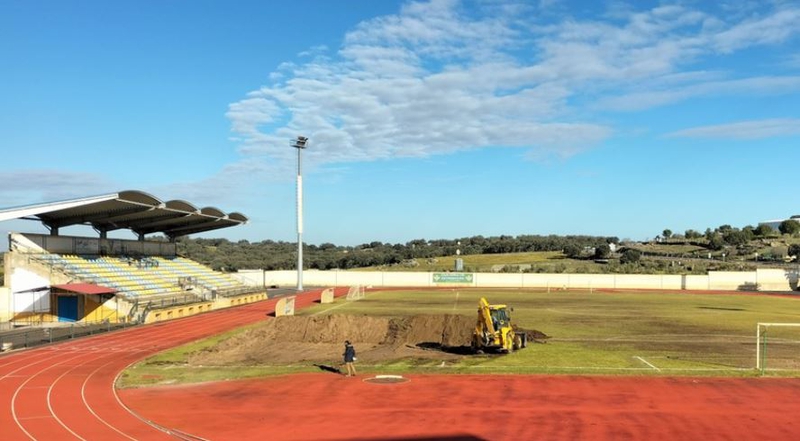 Comenzaron las obras para la instalación del césped artificial en el campo de fútbol de Monesterio