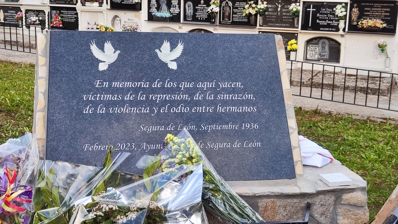 Descubierta la placa identificativa en la fosa común del cementerio de Segura de León