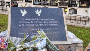 Descubierta la placa identificativa en la fosa comn del cementerio de Segura de Len