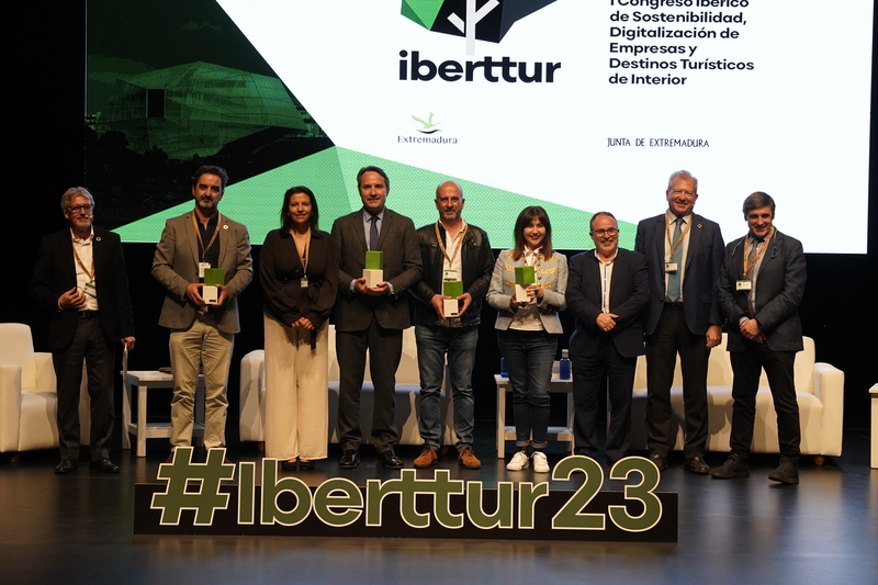 Reconocimiento Iberttur para el Sendero Nocturno de la Cueva del Agua en Fuentes de Len en la categora `Producto Turstico Emergente