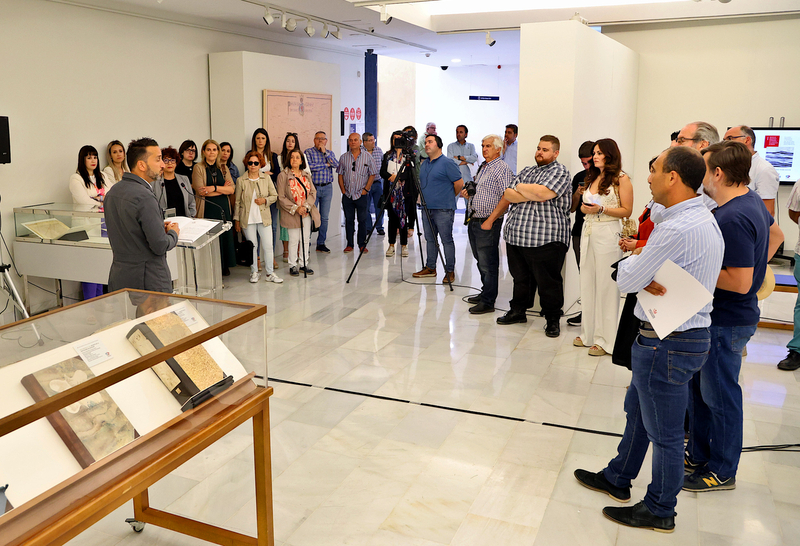 Las cartas de privilegio de la villa de Fuentes de León exhibidas por la Diputación entre otras joyas documentales