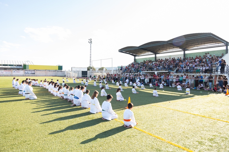 El club OAKI de kárate de Higuera la Real clausura la temporada con una exhibición multitudinaria