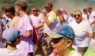 Multitudinaria carrera de colores contra el cáncer en Monesterio