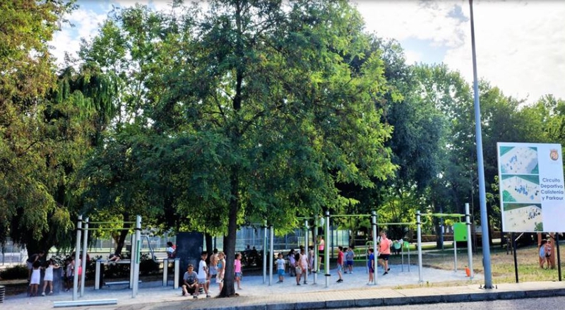 Monesterio amplía su oferta deportiva en el recinto de El Tejar con circuitos de calistenia y parkour