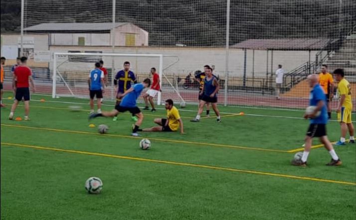 Finalizan las obras de sustitución del césped en el Estadio Municipal de Monesterio