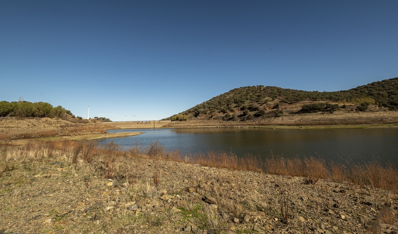 La CHG retira la antigua noria encontrada en el embalse de Tentudía para evitar su expolio