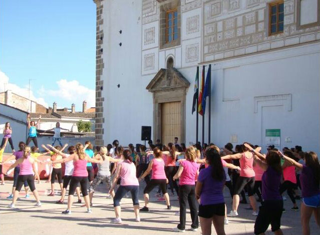 Fregenal baila a ritmo de zumba para recaudar fondos para Cruz Roja