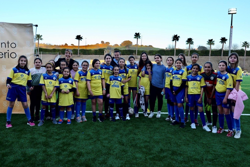 El presidente de la Diputación de Badajoz visitó el nuevo campo de fútbol de césped artificial de Monesterio