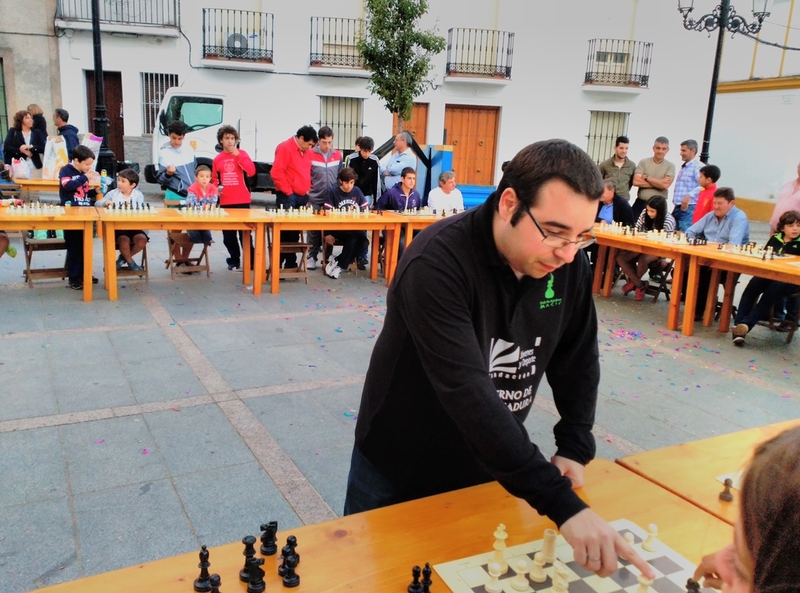 Ajedrez para pequeños y mayores gracias a la visita del Club Magic Extremadura