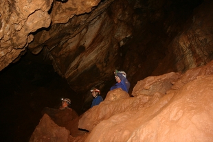 Hallan una nueva cueva en Fuentes de León durante el campo de voluntariado del Instituto de la Juventud