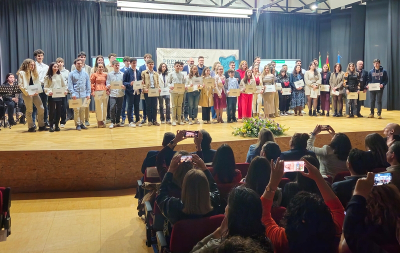 Lucía Candelario del CEIP Francisco de Zurbarán de Fuente de Cantos recibe su Premio Extraordinario de Educación Primaria 2024/2025