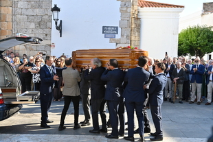 Fernández Vara es despedido en un multitudinario funeral en Olivenza inundado de aplausos y emoción