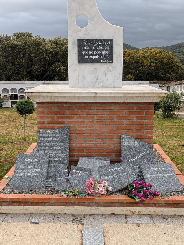 El Ayuntamiento de Cabeza la Vaca condena los graves actos vandálicos perpetrados en el Memorial del cementerio municipal