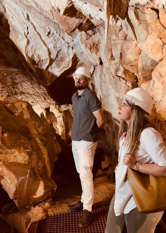 El consejero Abel Bautista visita el Monumento Natural de las Cuevas de Fuentes de León