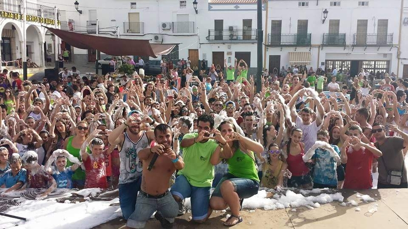 Los segureños se divierten con la esperada fiesta de la espuma