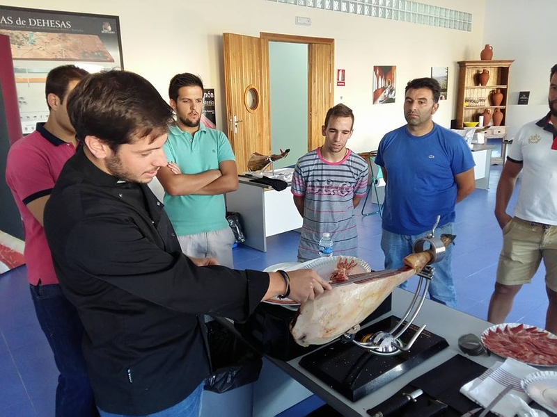 El Curso de Cortadores de Jamón de Monesterio cuenta con alumnos de dentro y fuera del país